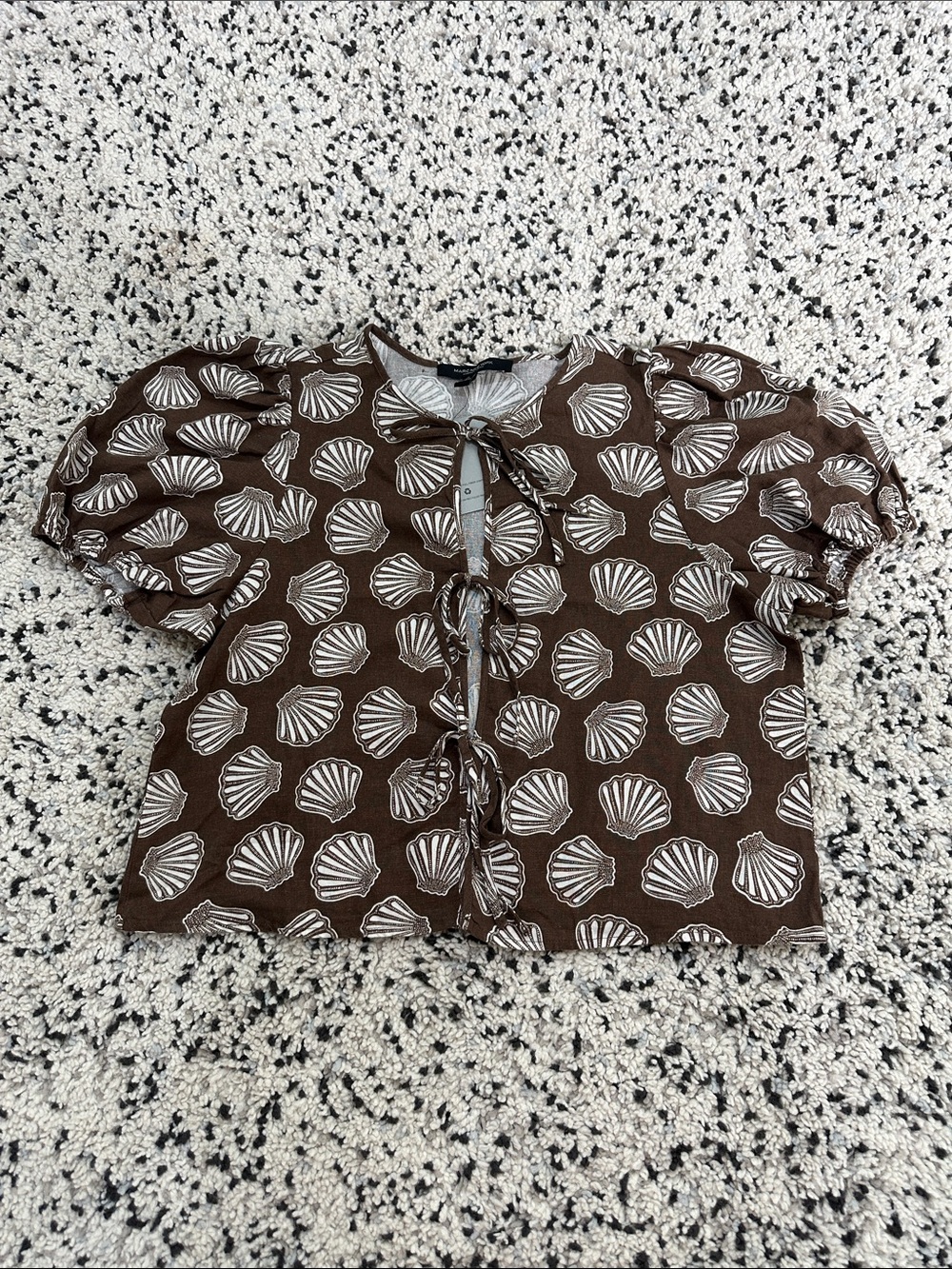 Tie-Front Puff Sleeve Shell-Print Blouse — seashells+Brown Linen blend